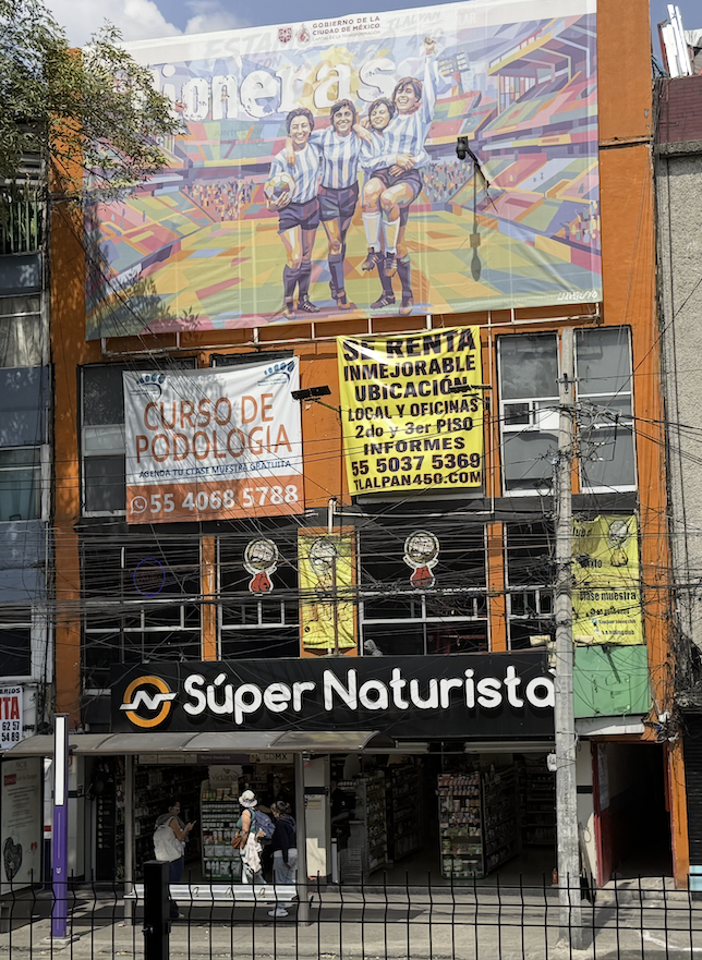 Fachada del edificio de Calzada de Tlalpan 450 con la lona del curso de podología