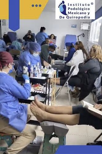 Alumnas con uniforme y cubrebocas atendiendo los pies de pacientes durante una práctica