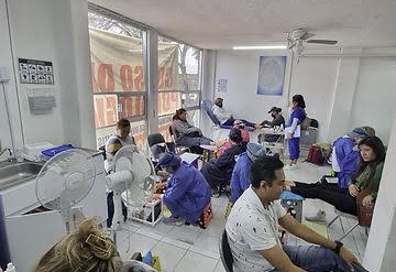 Alumnos del Instituto practicando servicios podológicos con pacientes en el salón